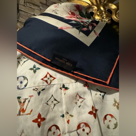 ***Rare****Louis Vuitton Long Sleeve monogram button down with scarf - Picture 9 of 15